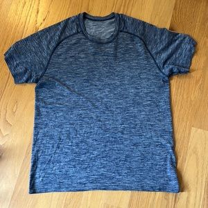 Lululemon men’s size large navy Heather short sleeve top